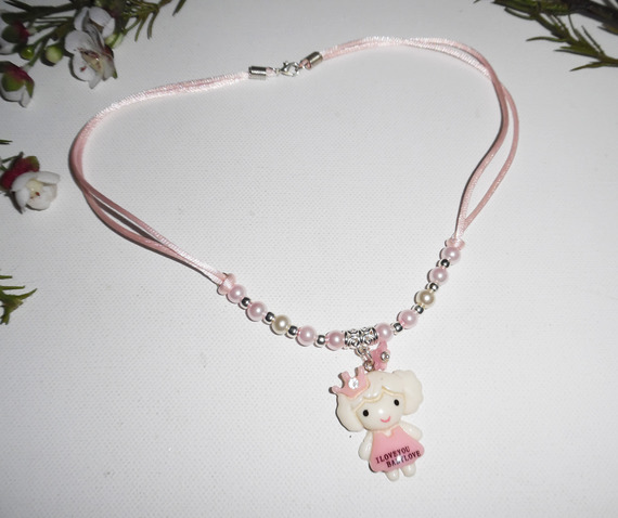 Collier enfant avec personnage en résine et perles de verre rose et blanc nacré