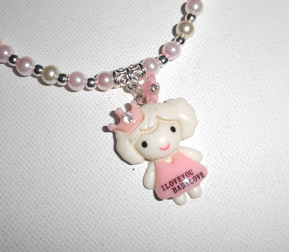 Collier enfant avec personnage en résine et perles de verre rose et blanc nacré