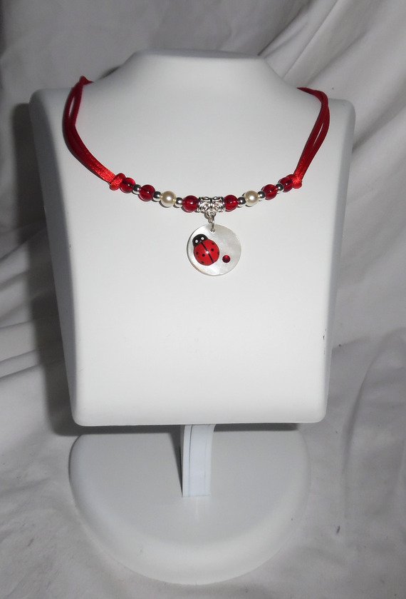 Collier enfant avec coccinelle rouge sur nacre et perles de verre rouge et blanc