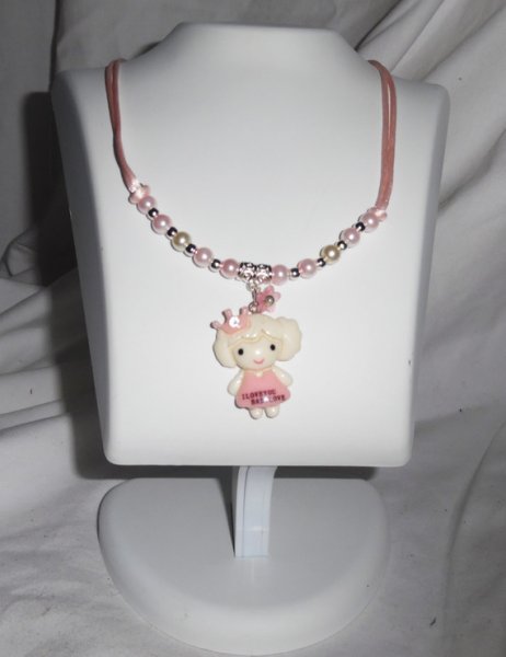 Collier enfant avec personnage en résine et perles de verre rose et blanc nacré