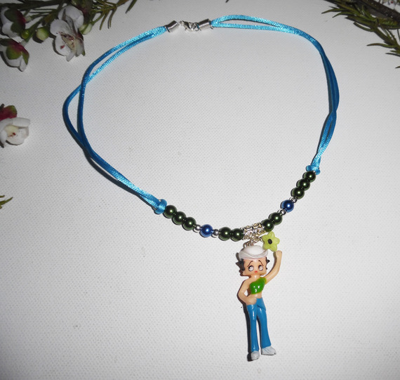 Collier enfant avec personnage betty en résine et perles de verre bleu et vert