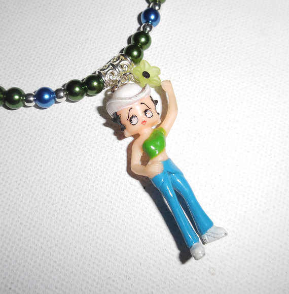 Collier enfant avec personnage betty en résine et perles de verre bleu et vert