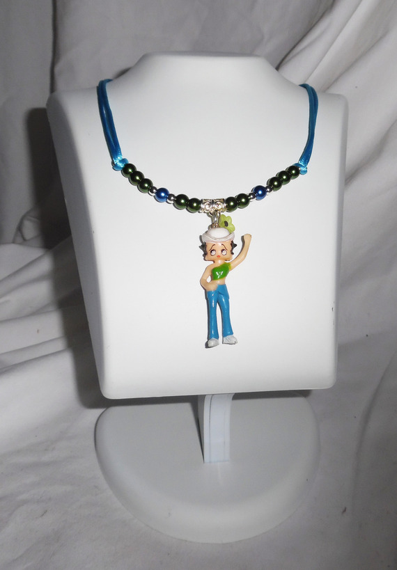 Collier enfant avec personnage betty en résine et perles de verre bleu et vert