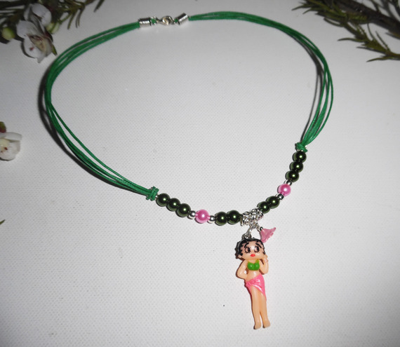 Collier enfant avec personnage betty en résine et perles de verre  vert