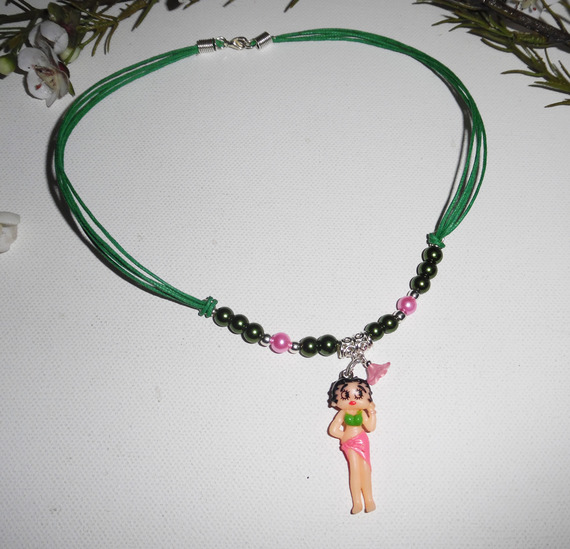 Collier enfant avec personnage betty en résine et perles de verre  vert