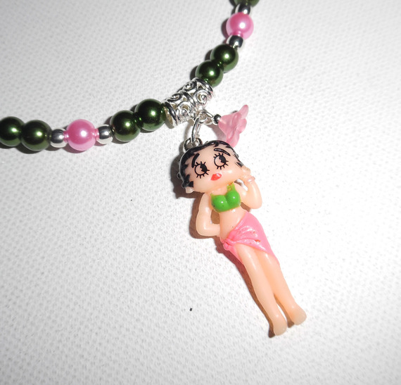 Collier enfant avec personnage betty en résine et perles de verre  vert