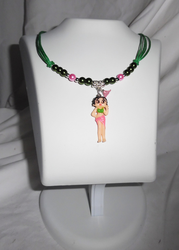 Collier enfant avec personnage betty en résine et perles de verre  vert