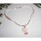 Collier enfant avec personnage en résine et perles de verre rose et blanc nacré