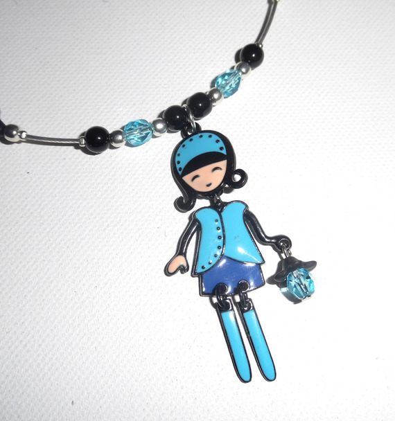 Collier enfant poupée bleue en émail avec perles de verre et cristal sur cable argent