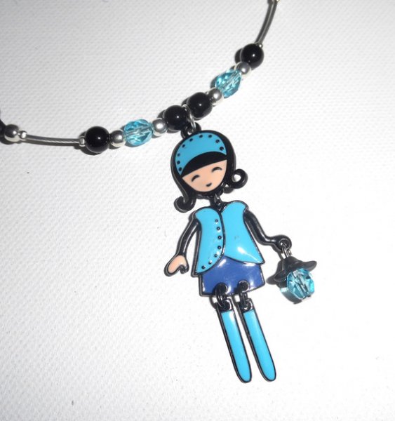 Collier enfant poupée bleue en émail avec perles de verre et cristal sur cable argent