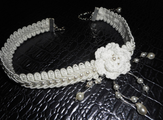 Collier fleur blanche au crochet sur galon fantaisie brodé avec perles de verre