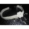 Collier fleur blanche au crochet sur galon fantaisie brodé avec perles de verre