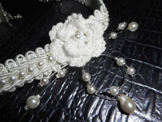 Collier fleur blanche au crochet sur galon fantaisie brodé avec perles de verre