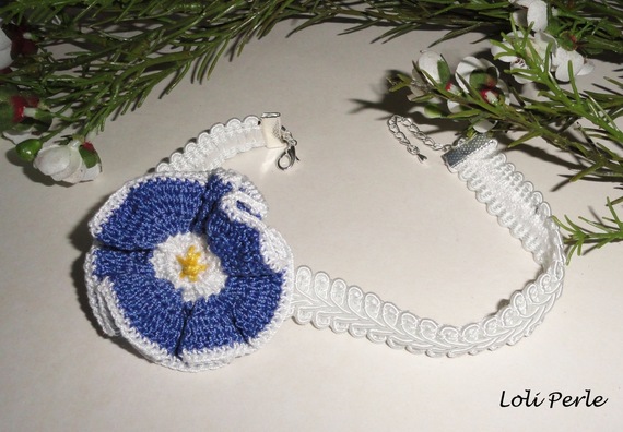 Collier fleur bleu au crochet sur galon blanc fantaisie