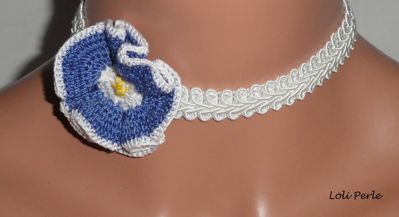 Collier fleur bleu au crochet sur galon blanc fantaisie