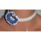 Collier fleur bleu au crochet sur galon blanc fantaisie