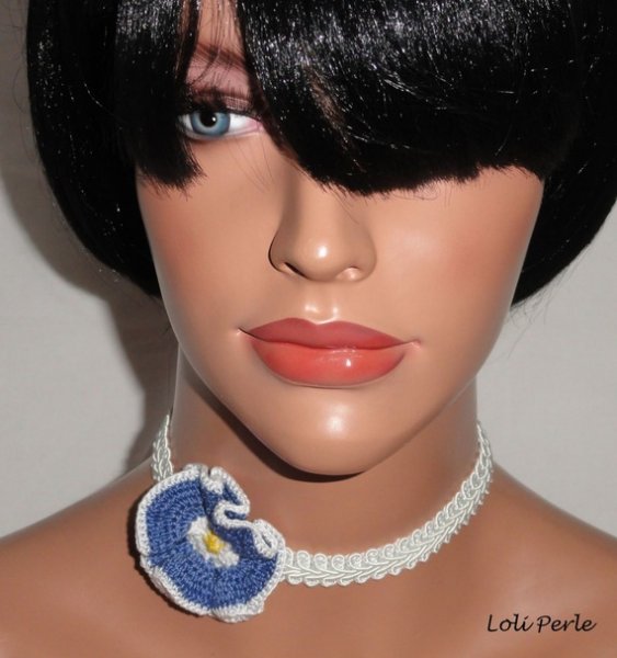 Collier fleur bleu au crochet sur galon blanc fantaisie