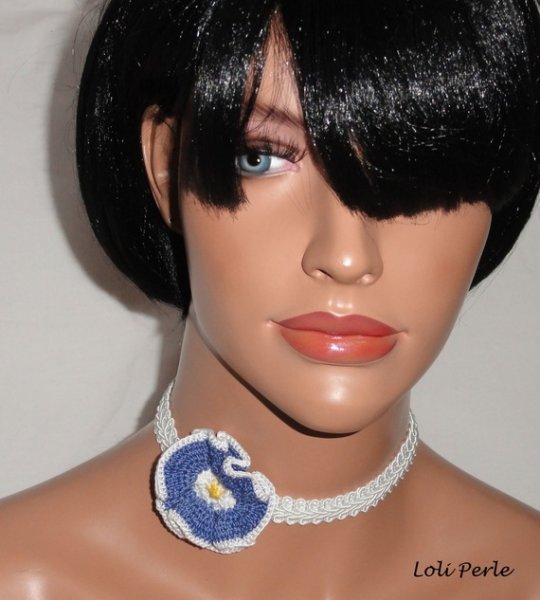 Collier fleur bleu au crochet sur galon blanc fantaisie