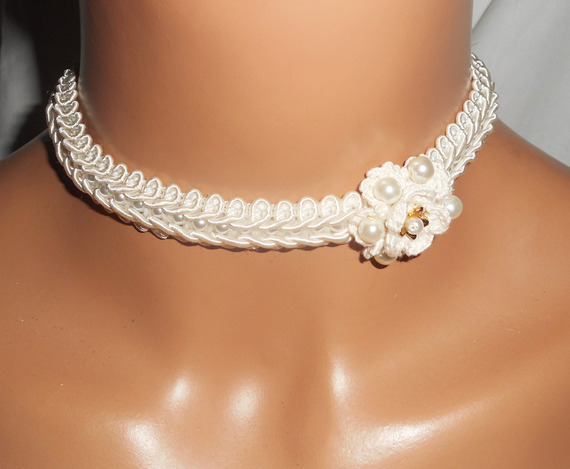 Collier fleur écru au crochet sur galon fantaisie brodé avec perles de verre