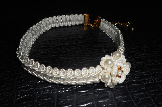 Collier fleur écru au crochet sur galon fantaisie brodé avec perles de verre