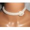 Collier fleur écru au crochet sur galon fantaisie brodé avec perles de verre