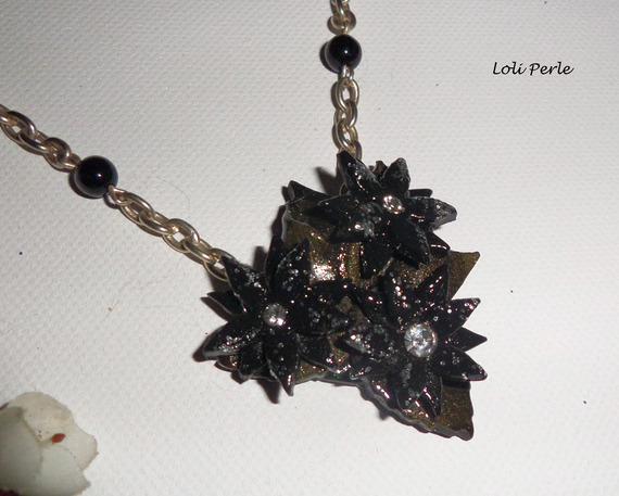 Collier fleurs de lotus noir sur feuillage vert avec cristal