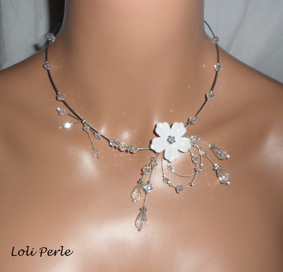 Collier floral blanc avec perles  en cristal sur fil cablé