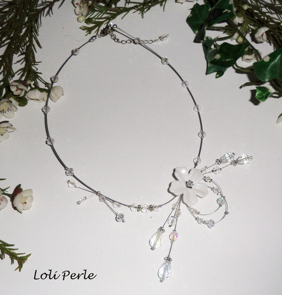 Collier floral blanc avec perles  en cristal sur fil cablé