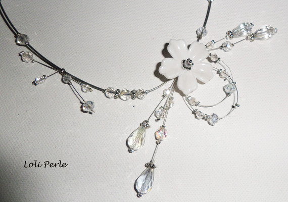 Collier floral blanc avec perles  en cristal sur fil cablé