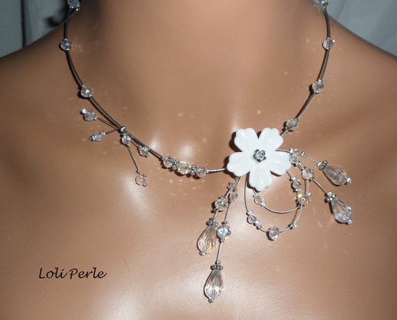 Collier floral blanc avec perles  en cristal sur fil cablé
