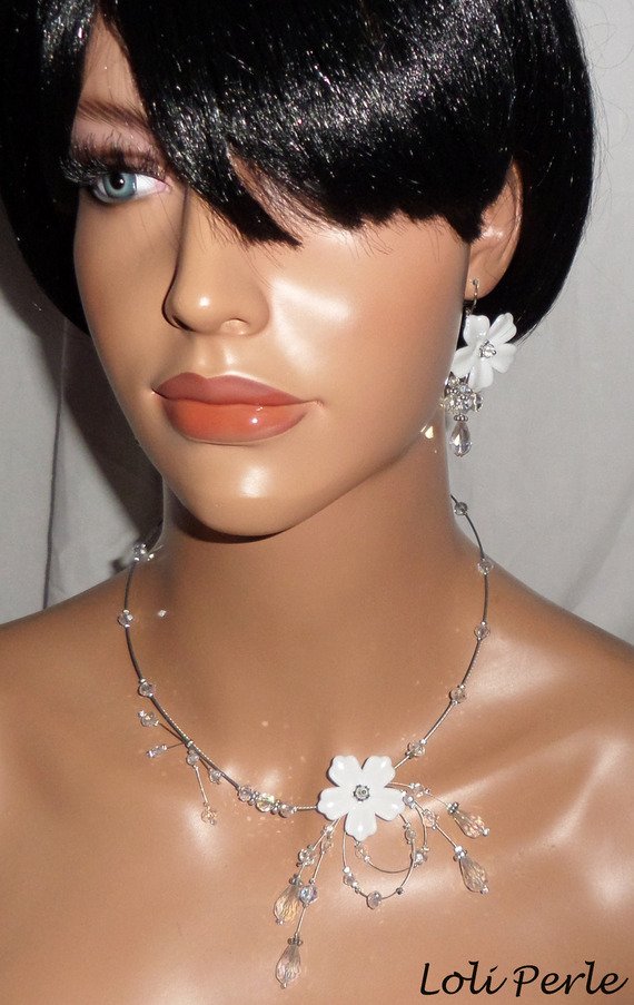 Collier floral blanc avec perles  en cristal sur fil cablé