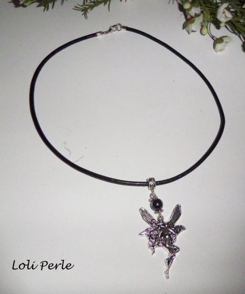 Collier fée avec pierre d'hématite sur cuir noir