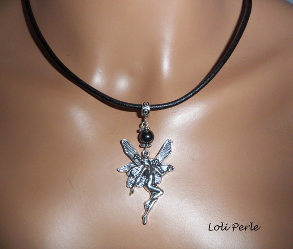 Collier fée avec pierre d'hématite sur cuir noir