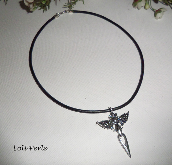 Collier homme cuir noir avec croix originale