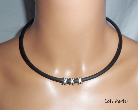 Collier homme perles X en métal argent sur buna corde noire