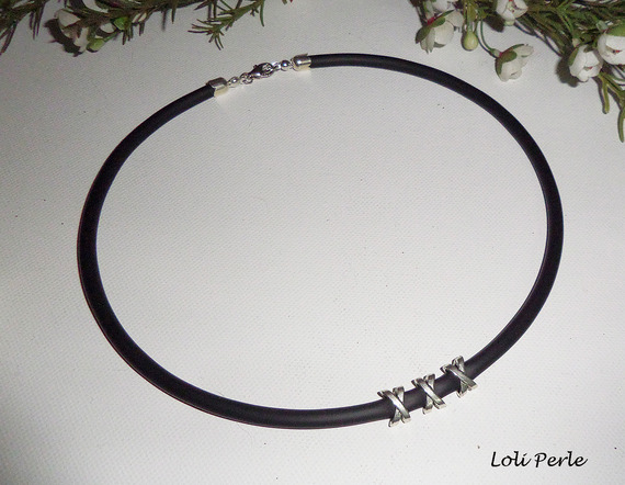 Collier homme perles X en métal argent sur buna corde noire