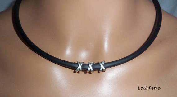 Collier homme perles X en métal argent sur buna corde noire