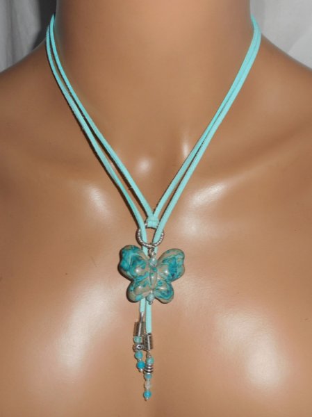 Collier lacet en daim avec papillon turquoise