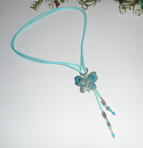 Collier lacet en daim avec papillon turquoise