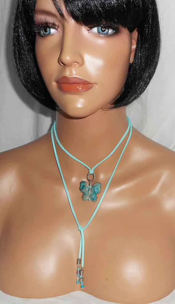 Collier lacet en daim avec papillon turquoise