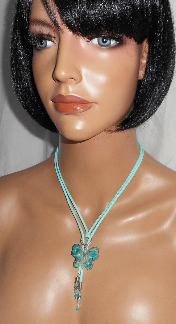 Collier lacet en daim avec papillon turquoise