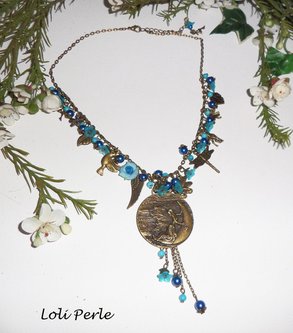 Collier médaille fée pampilles avec pierres bleues et fleurs sur chaine bronze