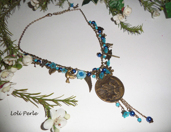 Collier médaille fée pampilles avec pierres bleues et fleurs sur chaine bronze