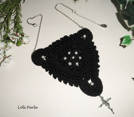 Collier noir crocheté avec perles brodées et croix