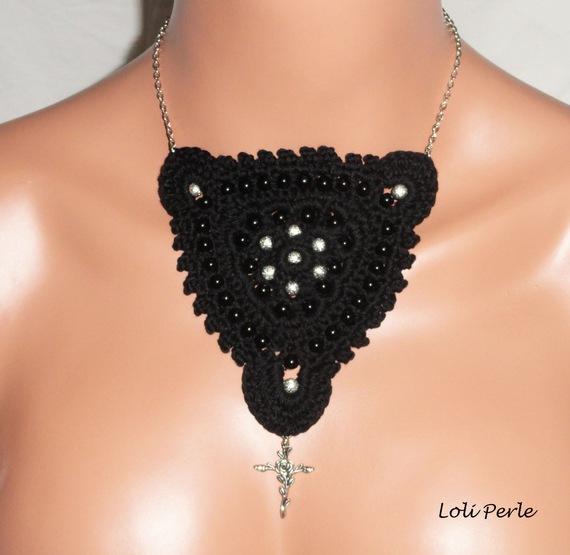 Collier noir crocheté avec perles brodées et croix
