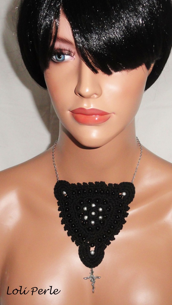 Collier noir crocheté avec perles brodées et croix