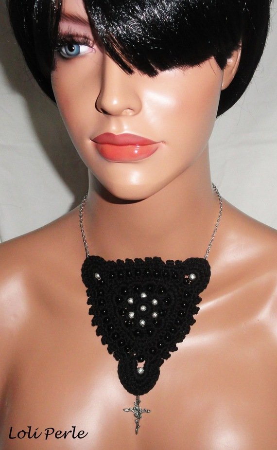 Collier noir crocheté avec perles brodées et croix