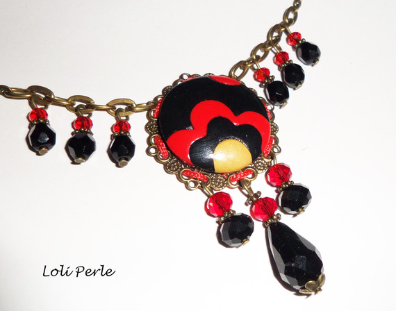 Collier original cabochon fleuri et perles en cristal noir et rouge sur chaine bronze