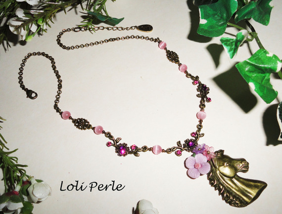 Collier original cheval bronze avec fleurs et cristal rose et mauve