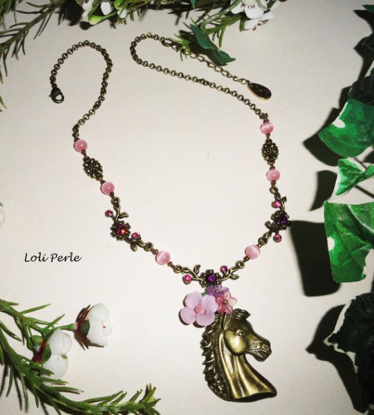 Collier original cheval bronze avec fleurs et cristal rose et mauve